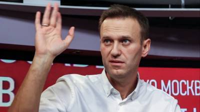 МВД показало фото, как помощница Навального приобретала якобы отравленную бутылку в аэропорту