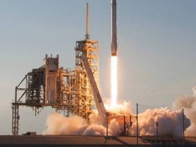 Ракета SpaceX на фоне встающего Солнца: Сеть облетели редкие кадры