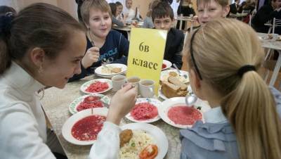Нуждающиеся в диете петербургские школьники получат компенсацию за питание