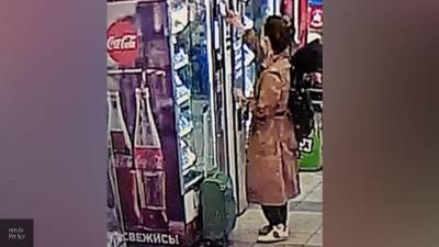 Камеры в аэропорту Толмачево "поймали" Певчих за покупкой бутылки с водой