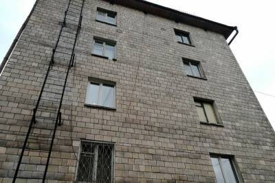 В Петрозаводске из окна пятого этажа выпала шестилетняя девочка