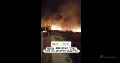 Огонь в селе Гудово подбирается к домам