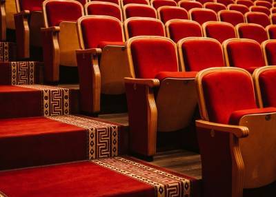 Два московских театра временно приостановили льготное обслуживание зрителей старше 65 лет