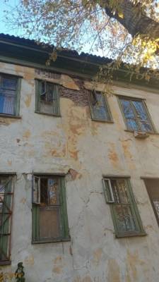 В Челябинске жилой разрушающийся барак пять лет живет без управляющей компании