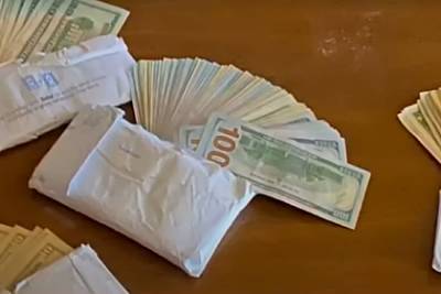 Мужчина нашел заначку с 10 тысячами долларов и вернул их старой хозяйке дома