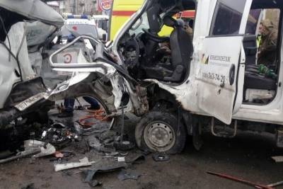 Двоих водителей зажало в машинах после аварии в Новосибирске
