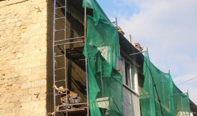 В Тюмени новый подрядчик начал ремонт фасада дома на улице Урицкого