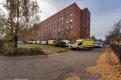 У ярославского госпиталя выстроилась огромная очередь из машин «скорой помощи»