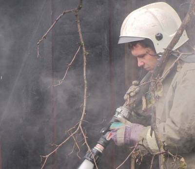 В Новом Уренгое пожар уничтожил кровлю ангара на производственной базе