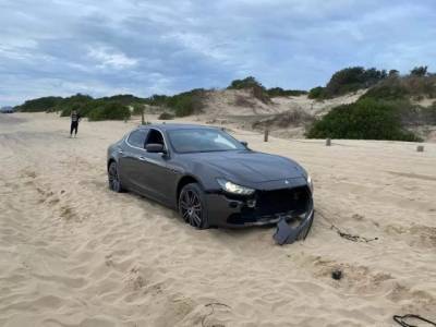 Застрявший седан Maserati попытались вытащить из песка, но что-то пошло не так (ВИДЕО)