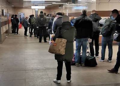 Пенсионеры, больные и школьники "атаковали" московское метро