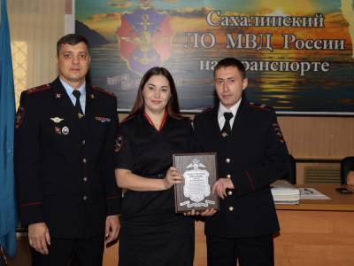 Двое сахалинских полицейских получили награду за спасение тонувших