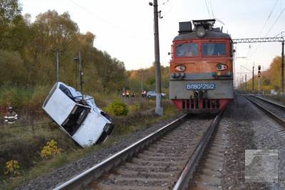В Рязанской области товарный поезд протаранил «девятую», водитель пострадал