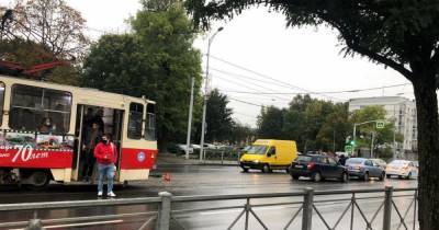 На Черняховского трамвай встал из-за аварии на путях (фото)