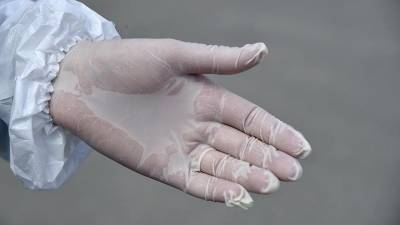 Врачи рассказали о риске повторного ношения одноразовых перчаток