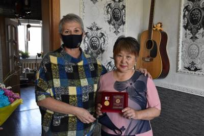 В Поронайске медалью "За верность Северу" наградили Светлану Резник
