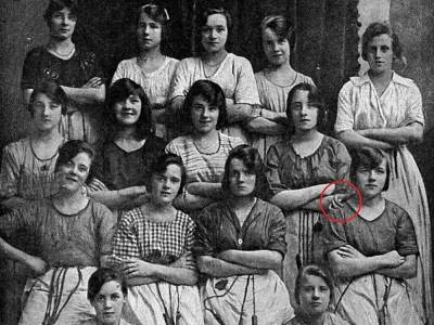 Таинственная рука на снимке 1900 года стала причиной споров
