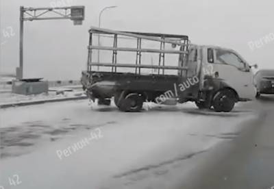 После ДТП грузовик частично заблокировал дорогу из Кемерова до Лесной Поляны