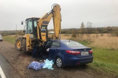 На М-9 в Тверской области иномарка врезалась в трактор