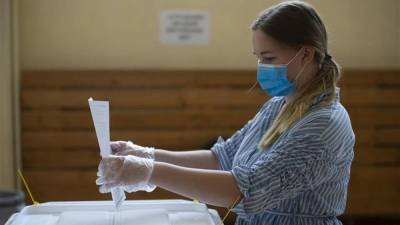Украине преподали урок, отменив местные выборы в разгар пандемии: "Огромный риск"