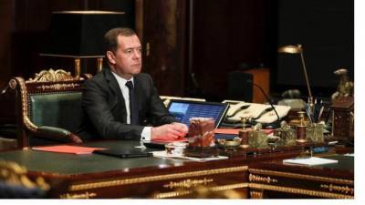 Медведев предупредил членов "Единой России" о том, что на выборах все будут против них