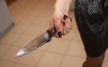 Женщина-бомж ударила ножом приютившего ее вологжанина, позже мужчина умер