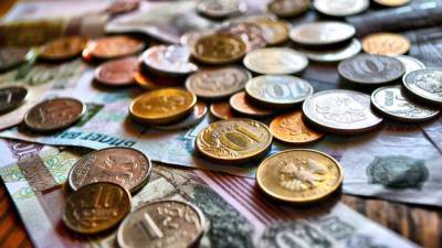 Доллар впервые с сентября опустился ниже 77 рублей