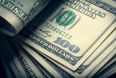 За первые полчаса торгов курс доллара США понизился до 77,0737 руб.