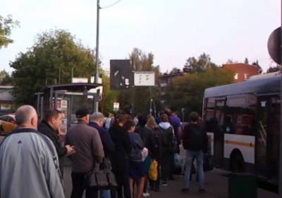 В Киеве засняли огромную очередь на автобус