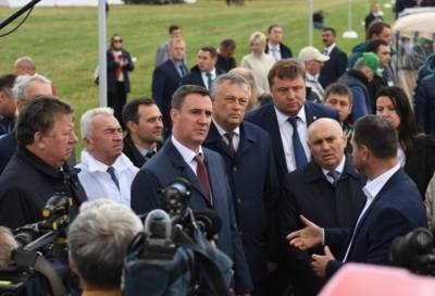 Министр сельского хозяйства Дмитрий Патрушев и губернатор Ленобласти Александр Дрозденко встретились в Первомайском