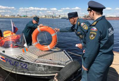 МЧС просит жителей Ленобласти соблюдать правила безопасности на воде