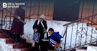Прокуратуру Татарстана заинтересовало видео, где инвалид спускается на руках по лестнице
