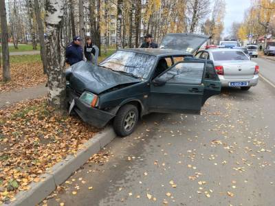 В Сыктывкаре нетрезвая девушка за рулем ВАЗа "припарковалась" в дерево