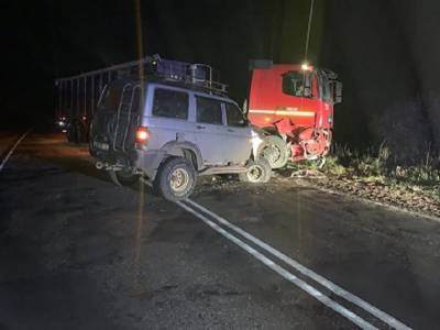 В Смоленской области жестко столкнулись внедорожник и грузовик