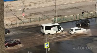 Дорогу на Максима Горького затопило канализационной водой