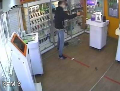 В Уфе подросток с пистолетом ограбил салон сотовой связи