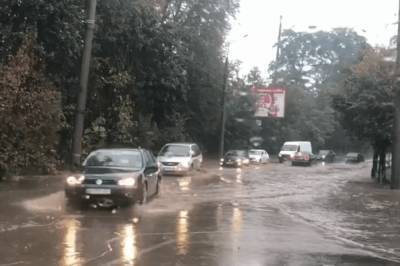 Черновцы накрыла непогода: ливень затопил несколько улиц (видео)