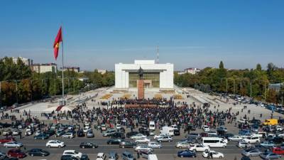 Песков заявил об «элементах хаоса» в Киргизии