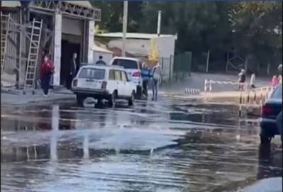 В Харькове вода залила улицы, прорыв не могут устранить почти сутки, видео: "Сколько денег вытекло"