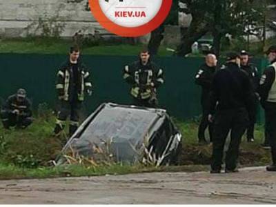 Под Киевом внедорожник оказался в земленной яме