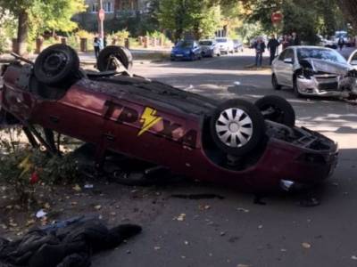 В центре Харькова перевернулся автомобиль: водителя забрала «скорая»