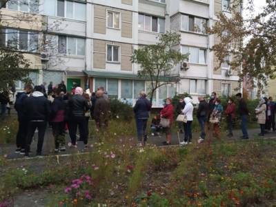 В Киеве увидели огромные очереди из желающих сдать тест на коронавирус