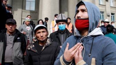 В столице Киргизии на площади во время митинга слышны выстрелы и взрывы