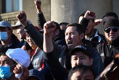 В центре Бишкека начались столкновения и стрельба