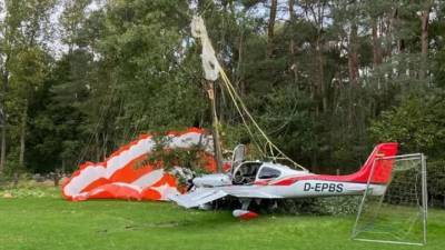 Неисправный самолет с парашютом приземлился на лужайке у частного дома