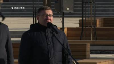 Радий Хабиров и Владимир Якушев открыли обновленную площадь в Ишимбае