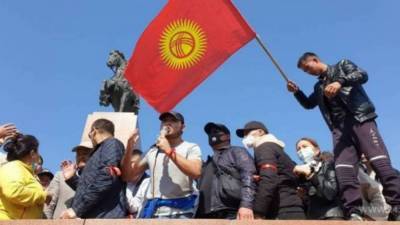 Жээнбеков ввел режим ЧП в Бишкеке