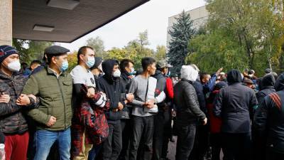 В Бишкеке начались столкновения между протестующими