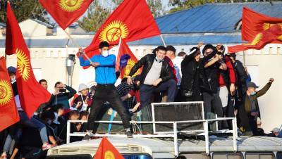 В Бишкеке между митингующими начались столкновения