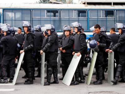 На акции протеста в Бишкеке устроили стрельбу и массовую драку